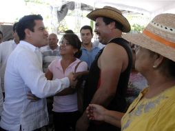 Aristóteles entregó 472 títulos de propiedad para los habitantes de los ejidos de Ixtapa y El Jorullo. Imagen tomada de @AristotelesSD. ESPECIAL /