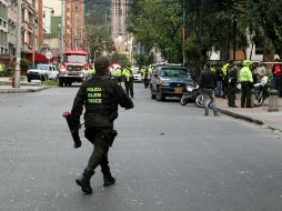 Elementos policiales investigan lo ocurrido mientras evalúan los daños materiales. EFE /