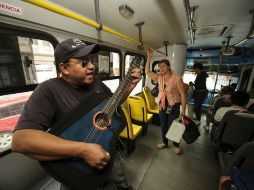 El transporte público deja fuera de la ley el comercio ambulante y la presentación de cualquier tipo de espectáculo.  /