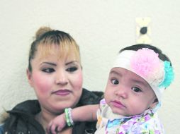 La pequeña Gissel, de casi un año de edad, ahora pesa más de seis kilos y sigue en tratamiento. ESPECIAL /