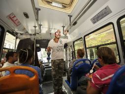 Por dificultades para encontrar un empleo formal, Alejandro González decidió ganarse la vida en los pasillos del transporte público.  /