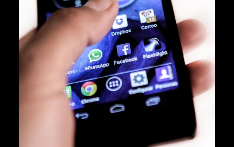 El inglés es la lengua más usada en Twitter y Facebook. ARCHIVO /