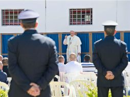 El Papa Francisco dirige algunas palabras a presos y personal de una penitenciería en Castrovillari. EFE /
