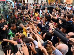 Jugadores como ''Chicharito'' y Memo Ochoa se acercan a la gente para otorgar autógrafos. MEXSPORT /