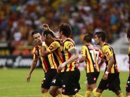 Los Leones Negros responden a las expectativas en su encuentro con los Loros en el estadio universitario de Colima. ARCHIVO /