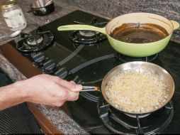 El Chef Payton Cuyrry, demostró diferentes formas de consumir la dosis requerida de mariguana: cremar, aceites y vapor. EFE /