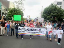 Manifestantes de la comunidad gay avanzan hacia el Centro de la ciudad.  /