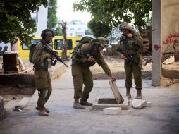 Soldados israelíes continúan con la búsqueda de los tres jóvenes secuestrados. AP /