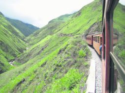 La travesía. Entre las montañas va el llamado —el ferrocarril más dificil del mundo— hacia la Nariz del Diablo.  /