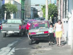 Cero empatía. Las calles de esta ciudad están plagadas de malos vecinos; muchos automovilistas se apoderan de banquetas.  /