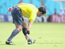 El Árbitro chileno Enrique Osses marca la posición de la barrera en un lanzamiento de falta.  /