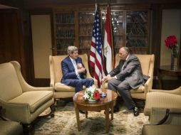 Kerry (i) y Abdul Fatá el Sisi, en el encuentro de más alto nivel entre ambos gobiernos desde que éste último asumió el cargo. AFP /