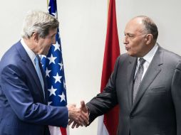 Kerry (i) realizó una breve visita sorpresa a Egipto, donde pidió reformas democráticas. AFP /