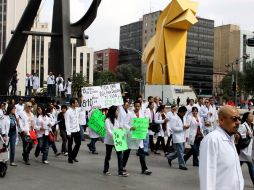 Reclaman falta de abasto en medicinas, carencia de personal y saturación de servicios. SUN /