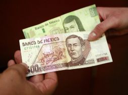 La Secretaría de Hacienda apuntó que en el periodo enero-abril los ingresos por remesas se incrementaron. ARCHIVO /