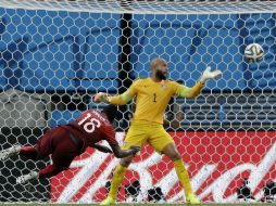 Varela anotó el segundo tanto para Portugal en el último minuto. AP /