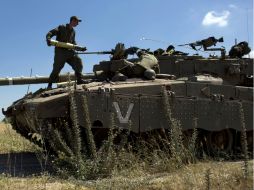 Soldados israelíes se mantienen alertas, ante posibles atentados de Siria. AP /
