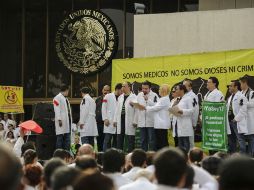 Médicos de Jalisco marcharon para apoyar a sus colegas acusados de la muerte de un menor por mala praxis.  /