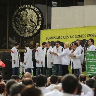 El IMSS ofrece apoyo a médicos acusados de negligencia