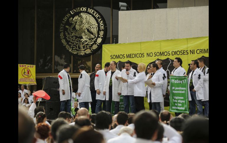 Médicos de Jalisco marcharon para apoyar a sus colegas acusados de la muerte de un menor por mala praxis.  /