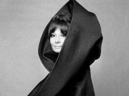 Barbieri retrató a la actriz Audrey Hepburn, que aparece envuelta en un voluminoso chal de Valentino a modo de vestido. EFE /