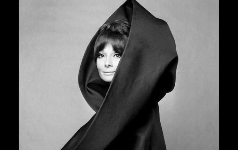 Barbieri retrató a la actriz Audrey Hepburn, que aparece envuelta en un voluminoso chal de Valentino a modo de vestido. EFE /