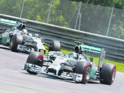 Nico Rosberg cruzó la línea por delante de su compañero Lewis Hamilton. EFE /