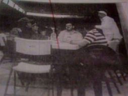 Rodrigo Vallejo Mora aparece en esta fotografía que circuló por diversas redes sociales, junto a la 'Tuta'. ESPECIAL /