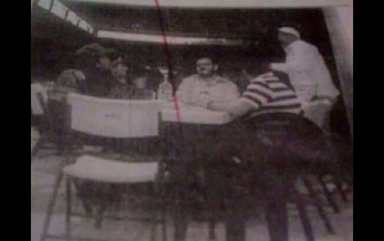 Rodrigo Vallejo Mora aparece en esta fotografía que circuló por diversas redes sociales, junto a la 'Tuta'. ESPECIAL /