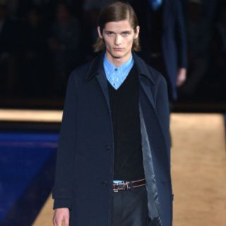 Prada apuesta por un look sobrio y varonil