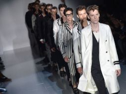 El blanco y el negro tienen un importante protagonismo en la colección masculina de Gucci. AFP /
