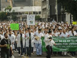 Este domingo, médicos marcharon para mostrar su apoyo a los galenos acusados de mala praxis. ARCHIVO /