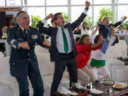 Peña Nieto festejó así los goles de la selección mexicana. ESPECIAL /