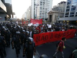 La policía militarizada vigila la movilización de al menos 200 personas. AFP /