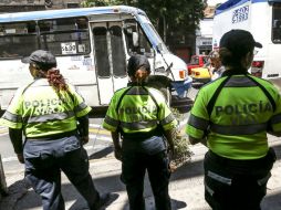La Policía Vial Especializada realiza revisiones a unidades del transporte público. ARCHIVO /
