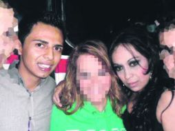 Los hijos de Servando Gómez Martínez, Huber  y Sayonara solían presumir lujos en sus cuentas personales de Facebook. ESPECIAL /
