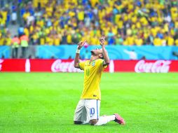 A MEDIO GAS. Neymar cargó en sus hombros la ofensiva brasileña, que sigue generando dudas de cara a los octavos de final. AFP /