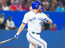 De paseo. Lind observa su batazo productor de tres carreras en el segundo episodio. AFP /