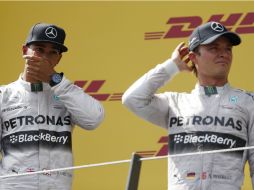 La escudería quiere que Nico (d) y Lewis compitan y el equipo crezca. AP /