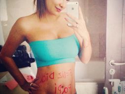 La cantante comparte esta fotografía en su cuenta de Instagram en donde muestra su vientre. FOTO: @ninelconde. ESPECIAL /