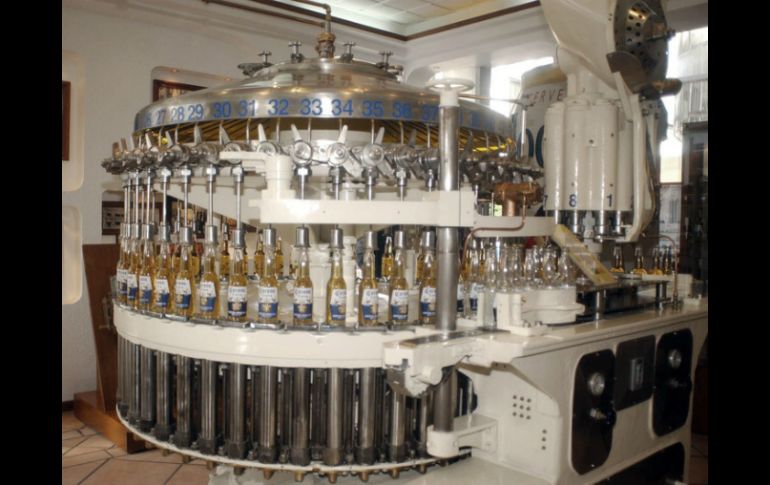 El pago de la empresa belga AB InBev por Grupo Modelo de 18 mil MDD, prácticamente duplicó la IED que recibió México en 2012. ARCHIVO /