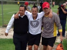 Así abandonó Marcelo (c) la práctica del equipo universitario. ESPECIAL /