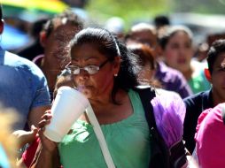 Para evitar el calor no se debe estar mucho tiempo a la intemperie y sugieren tener una buena hidratación. ARCHIVO /