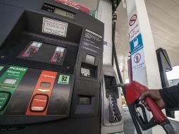 El precio de la gasolina se rige a nivel mundial y la mitad de este combustible que se consume en el país es importado. ARCHIVO /