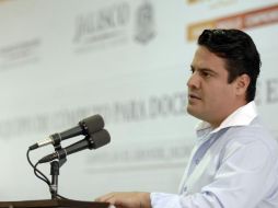 El gobernador Aristóteles Sandoval entregó diplomas a 120 mujeres que concluyeron una beca de autoempleo. ESPECIAL /