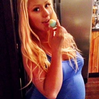 Christina Aguilera presume su embarazo