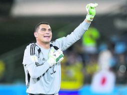 DE CORAZÓN. El portero Faryd Mondragón agradece al público presente en la Arena Pantanal, en su mayoría colombiano. AP /