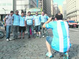 Los fanáticos argentinos ya se apropiaron de las principales calles de Porto Alegre, en Brasil. EFE /