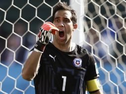 Bravo tiene 31 años y se encuentra con la Selección de Chile disputando el Mundial. EFE /