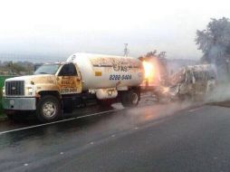 El siniestro se originó por el choque de la pipa con una camioneta. Twitter: @ChilangoReport. ESPECIAL /